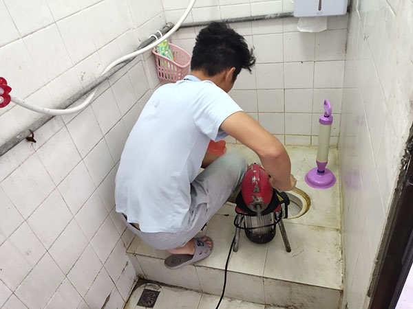 澜沧管道堵塞冒臭气 专业师傅现场解决问题