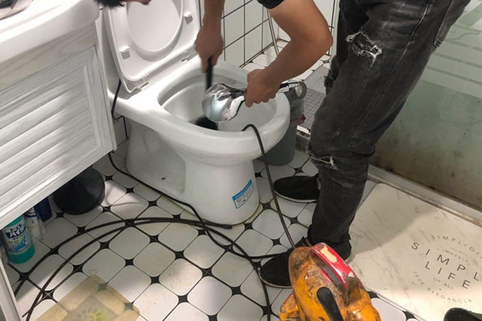 澜沧马桶堵塞自己疏通还是找师傅?专业上门服务让你省时更省心